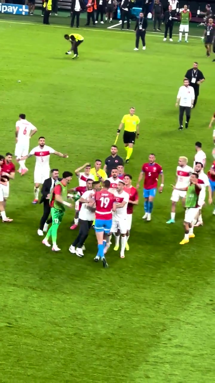 火爆！土耳其对阵捷克的比赛，裁判出示了18 张黄牌，破欧洲杯单场黄牌记录